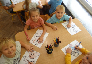 Dzieci wykonują rysunek